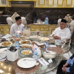 Prof Dr KH Asep Saifuddin Chalim, MA, saat makan malam bersama Ketua Tim Peneliti dan Pengkaji Gelar Pahlawan (TP2GP) Prof Dr Usep Abdul Matin, Ph.D dan anggota TP2GP Dr. M. Alfan Alfian dan anggota TP2GP lainnya di kediamannya Jalan Siwalankerto Utara Surabaya, Sabtu (18/10/2025) malam. Foto: mma/bangsaonline