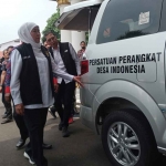 Gubernur Khofifah saat meninjau kendaraan bantuan dari Bank Jatim untuk Persatuan Perangkat Desa Indonesia di wilayahnya.