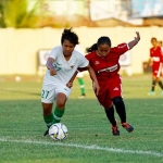 Laga Timnas Wanita Indonesia Vs Srikandi Mojopahit Mojokerto di Stadion Jenggolo, Sidoarjo.