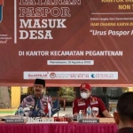 Wakil Bupati Pamekasan, RB Fattah Jasin, saat menghadiri layanan paspor masuk desa di Kecamatan Pegantenan.