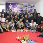 Kapolres Malang Kota AKBP Asfuri, didampingi beberapa Kapolsek dan Kasubag Humas Ipda Ni Made S Marhaenis, foto bersama awak media, di kediaman Kapolres Jl. Ijen No. 40 Malang, Kamis (1/11) malam. Foto: istimewa