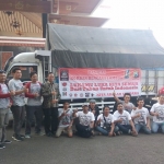 Komunitas Scrob saat foto bersama Bupati Tuban sebelum keberangkatan truk berisi bantuan untuk korban gempa Lombok.