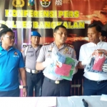 Kapolres Bangkalan AKBP Rama Samtama Putra didampingi Kasatreskrim AKP David Manurung menunjukkan pakaian korban.