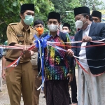 Bupati Madiun, Ahmad Dawami, saat memotong pita di SMP Bunga Bangsa Terpadu Boarding School.