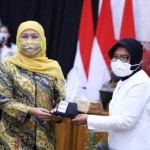 Gubernur Jawa Timur Khofifah Indar Parawansa saat memberikan penghargaan kepada Wali Kota Surabaya Tri Rismaharini di Gedung Negara Grahadi Surabaya, Senin (27/4/2020). foto: IST./ BANGSAONLINE.com