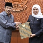 Gubernur Khofifah menyerahkan Surat Perintah Tugas Plt. Bupati Sidoarjo kepada Nur Ahmad Syaifuddin di Gedung Negara Grahadi. foto: ist.