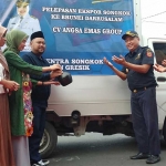 Bupati Gresik Fandi Akhmad Yani (tiga dari kiri) saat melepas ekspor songkok ke Brunei Darussalam. Foto: SYUHUD/HB