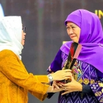 Gubernur Jatim, Khofifah Indar Parawansa menerima penghargaan dari Wakil Menteri Koperasi, Farida Farichah. (Ist)