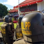 Satpol PP Blitar saat mengikuti apel.