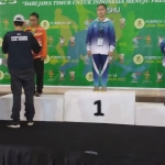 Penyematan medali kepada atlet wushu oleh Ketua Umum KONI Jatim, Muhammad Nabil, Minggu (26/6/2022).