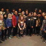 Sutradara, produser, pemain, sekaligus penonton DBA 2 foto bareng di dalam bioskop usai nonton bareng di Cinemax Dinoyo, Jumat (22/06). foto: IWAN/ BANGSAONLINE