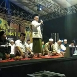 Mubaligh sekaligus Budayawan Madura D. Zawawi Imron saat di panggung acara.