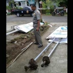 Kondisi baliho rokok yang ambruk. 