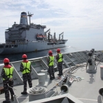KRI RE Martadinata dan USNS Rappahannock saat melakukan latihan bersama. foto: Dispen Armatim