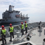 KRI RE Martadinata dan USNS Rappahannock saat melakukan latihan bersama. foto: Dispen Armatim