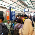 Suasana peron Stasiun Kediri long weekend Iduladha
