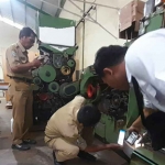 Pemasangan plakat registrasi untuk pabrik rokok di Pamekasan.