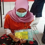 Pelaku diamankan di Mapolres Blitar beserta barang bukti. foto: AKINA/ BANGSAONLINE