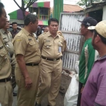 Petugas menyosialisasikan larangan mendirikan bangunan di lahan fasum.