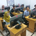 Para peserta saat mengikuti tes teori online. foto: SUWANDI/ BANGSAONLINE