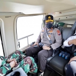 Gubernur Jatim Khofifah Indar Parawansa, bersama Pangdam V Brawijaya Mayjen TNI Suharyanto dan Kapolda Jatim Irjen Pol Nico Afinta melakukan pengecekan mobilitas masyarakat menggunakan helikopter, Selasa (6/7/2021) pagi.