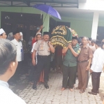 Kapolsek Buduran bersama Forkopimka Buduran, juga bersama warga mengangkat keranda jenazah dari rumah duka hingga ke lokasi pemakaman.