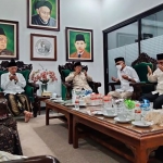 Menhan RI Prabowo Subianto saat berada di Ndalem Kasepuhan Pesantren Tebuireng Jombang Jawa Timur, Rabu (4/5/2022). Kehadiran Prabowo Subianto dan rombongan disambut Pengasuh Pesantren Tebuireng KH Abdul Hakim Mahfudz (Gus Kikin), Gus Irfan Yusuf Hasyim, dan Gus Riza Yusuf Hasyim (dua-duanya putra KH M Yusuf Hasyim). Foto: dok. Pesantren Tebuireng.