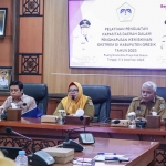 Wakil Bupati Gresik, Aminatun Habibah (tengah), saat memimpin pelatihan penguatan kapasitas daerah dalam penghapusan kemiskinan ekstrem. Foto: Ist