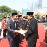 Gubernur Jatim Menyerahkan Piagam Penghargaan Kepada Bupati Trenggalek Atas Telah Lolos 6 Tatanan Verifikasi Kabupaten-Kota Sehat Prov Jatim.