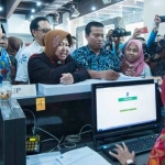 Risma saat meninjau pelayanan perizinan terpadu yang berpusat di gedung Siola.