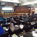 DPRD Kabupaten Tuban saat menggelar sidang paripurna tentang LKPJ Bupati Tuban tahun 2017 di ruang Paripurna DPRD setempat, Senin (19/2).