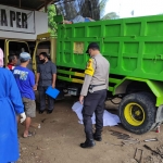 Petugas saat melakukan olah TKP dan evakuasi terhadap korban.