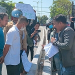 Suasana demo P3K di Kantor PU Jatim wilayah Pamekasan.