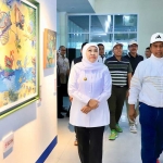 Gubernur Jatim Khofifah didampingi Rektor Unesa Prof. Nurhasan saat meninjau dua lokasi yang akan menjadi calon gedung SR dan asrama siswa SR.