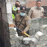 Petugas gabungan saat membongkar paksa bilik bangunan di Sidokare, Kecamatan Semampir, Surabaya.