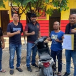 Petugas dari Polsek Purworejo saat mengembalikan motor hasil curian ke pemilik.