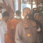 Kapolres Lamongan AKBP Miko Indrayana didampingi Kasatreskrim AKP Yoan Septi Hendri rilis pers kasus pembobolan minimarket.