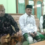 Rais Syuriah PCNU Situbondo KH. Zainul Muin dan Ketua Tanfidziah PCNU Situbondo KH. Muhyiddin Khatib bersama H. Hambali, Ketua DPC Partai Gerindra saat penyerahan surat pernyataan terkait rangkap jabatan di Kantor PCNU, Sabtu (19/11/2022).