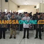 Kepala Disdik Kabupaten Kediri, Mukhamad Muhsin (batik putih berkopiah), dan anggota Dewan Pendidikan Kabupaten Kediri, bersama peserta dialog. Foto: MUJI HARJITA/BANGSAONLINE