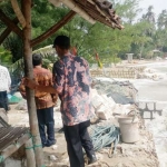 Beberapa fasilitas yang rusak di antaranya bangunan gazebo, tempat duduk, perahu nelayan, dan beberapa bangunan baru yang masih tahap pengerjaan.