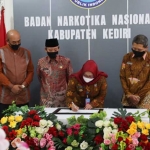 Wabup Kediri Drs. H. Masykuri, M.M., bersama Kepala BNN Kabupaten Kediri AKBP Lilik Dewi Indarwati dan jajaran Forkopimda Kabupaten Kediri saat deklarasi pencanangan Zona Integritas menuju WBK dan WBBM. (foto: Kominfo)