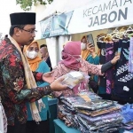 Gus Muhdlor saat meninjau pameran produk UMKM di Alun-Alun Sidoarjo.