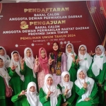 Ning Lia didampingi ibu dan pendukungnya menyerahkan berkas pendaftaran sebagai bakal calon DPD RI dari Jawa Timur. Foto: Ist