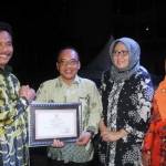 Wabup, Moh Qosim menyerahkan piagam penghargaan kepada Dirut PD Bank Pasar, Alkusaini. foto: syuhud/ BANGSAONLINE