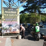 Di berbagai sarana publik, pertokoan, pasar, dan sebagainya, anggota polisi memasang banner, baliho, maupun pamflet yang berisi poin-poin peraturan PPKM sesuai Instruksi Mendagri Nomor 15 Tahun 2021. (foto: ist)