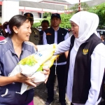 Gubernur Khofifah saat meninjau operasi pasar di Blitar.