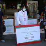 Wali Kota Risma menerima langsung bantuan dari Unair dan UNICEF di Balai Kota Surabaya, Selasa (9/6/2020).