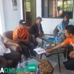 Dua Bacaleg dan Ketua Gerindra Trenggalek saat mendatangi Kantor Panwaslu setempat. foto: HERMAN/ BANGSAONLINE