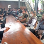 Puluhan pemilik serta pekerja warkop dan karaoke saat menyampaikan aspirasinya kepada Lujeng Sudarto, Direktur LSM Pusaka.