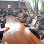 Puluhan pemilik serta pekerja warkop dan karaoke saat menyampaikan aspirasinya kepada Lujeng Sudarto, Direktur LSM Pusaka.
